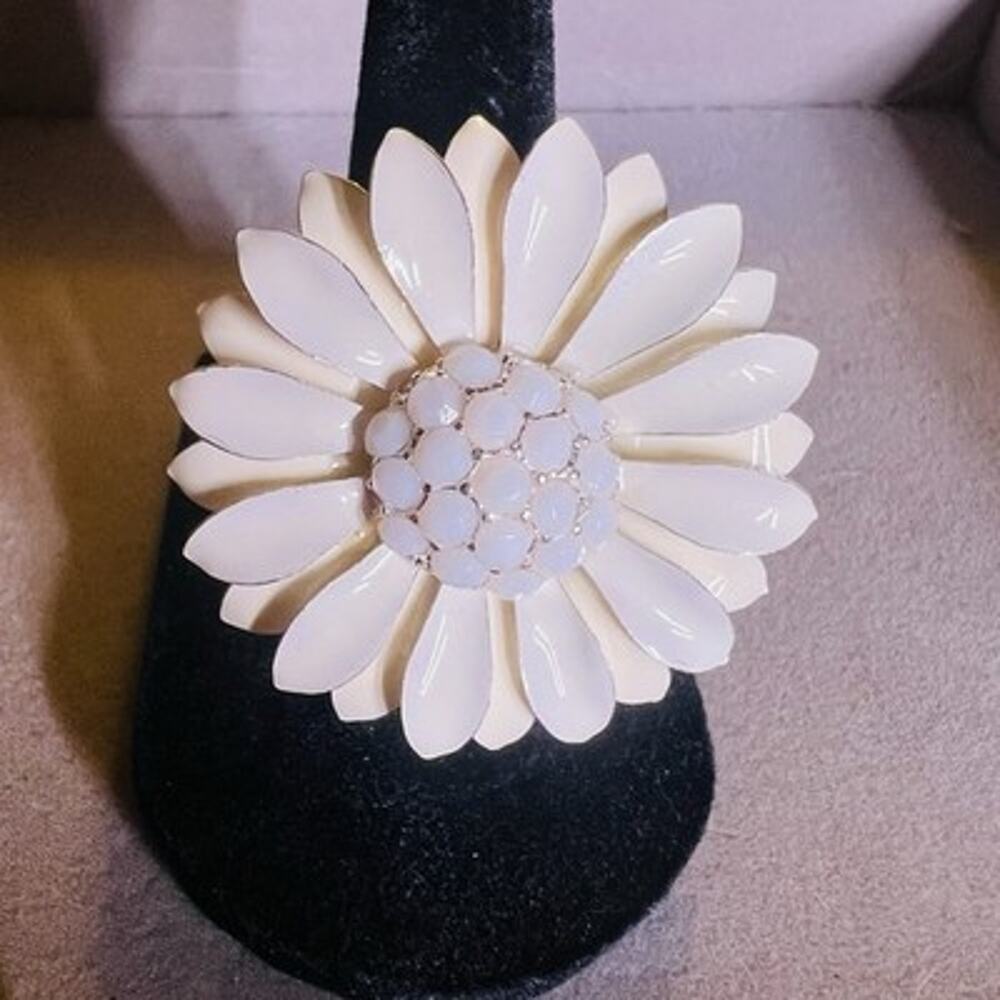 Vintage Silver Tone Stretch White Flower Stretchy Cocktail Ring 12mm Band Size 6